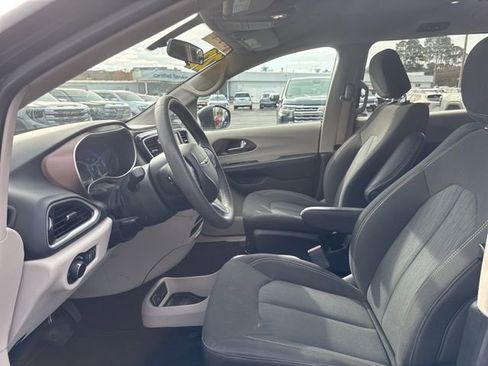 Used 2022 Chrysler Voyager LX image 4