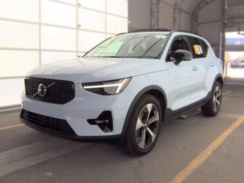 Used 2026 Volvo XC40 B5 Plus AWD/4WD image 2