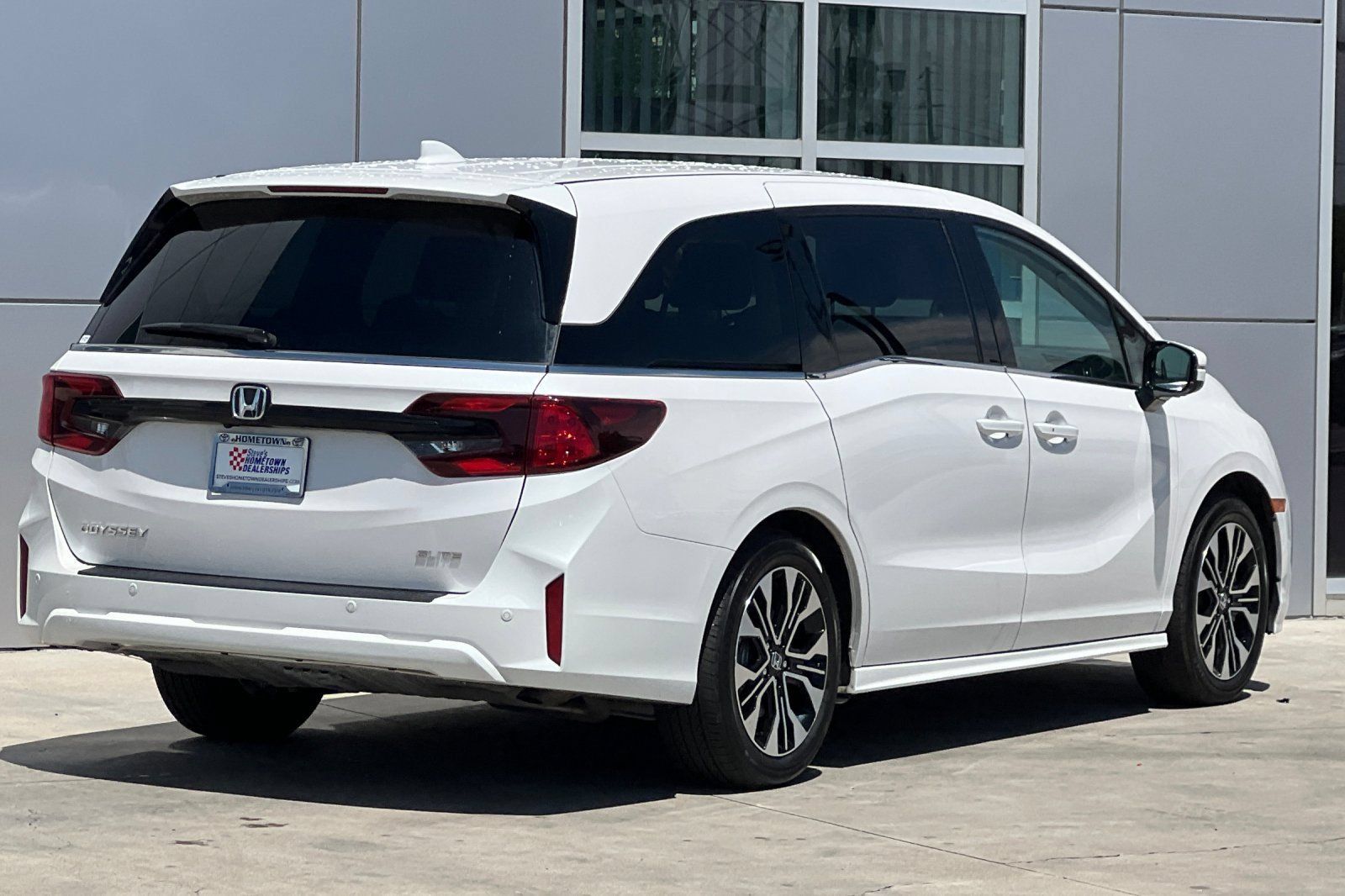 Used 2025 Honda Odyssey Elite image 4