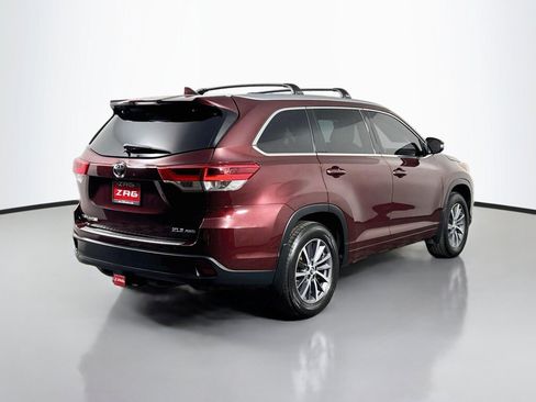 Used 2018 Toyota Highlander XLE AWD/4WD image 5