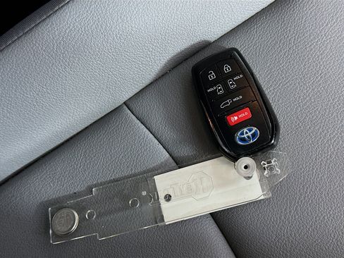 Used 2023 Toyota Sienna XLE image 33