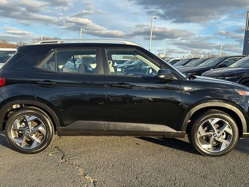 Used 2025 Hyundai Venue SEL image 2