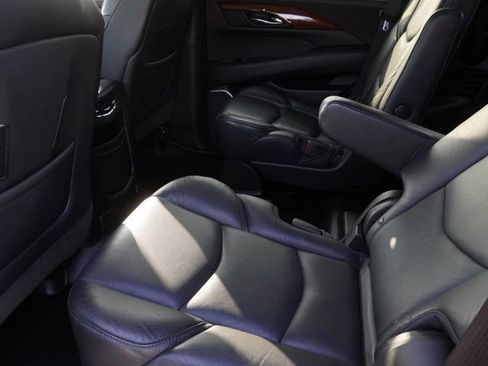 Used 2018 Cadillac Escalade Luxury RWD image 12