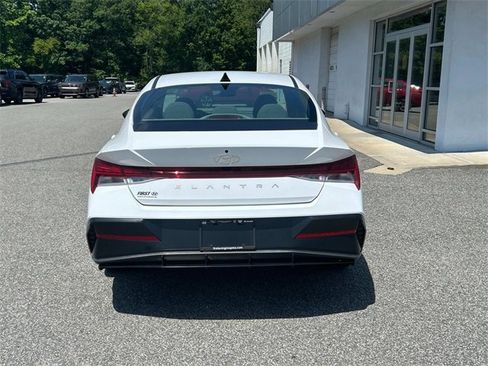 Used 2024 Hyundai Elantra SEL w/ Convenience Package image 4