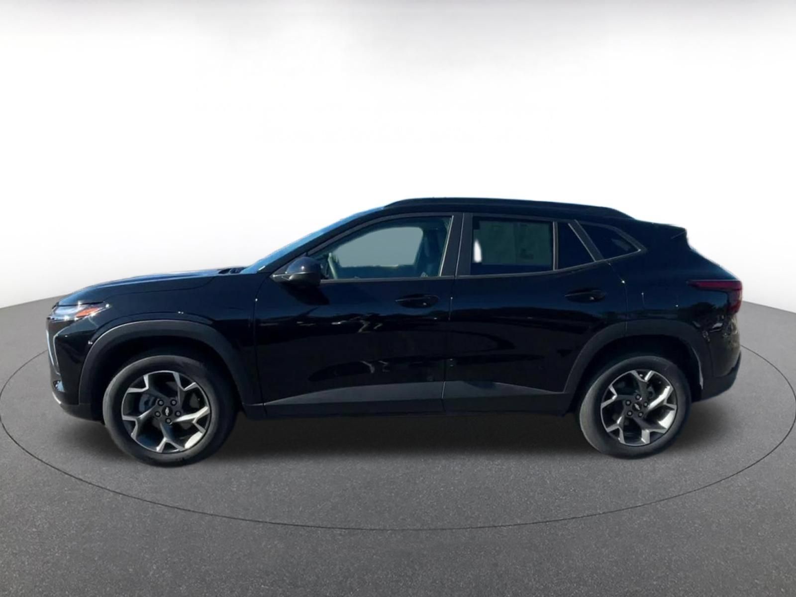 Used 2025 Chevrolet Trax LT FWD image 8