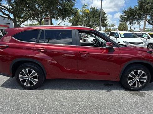 Used 2023 Toyota Highlander XLE FWD image 11