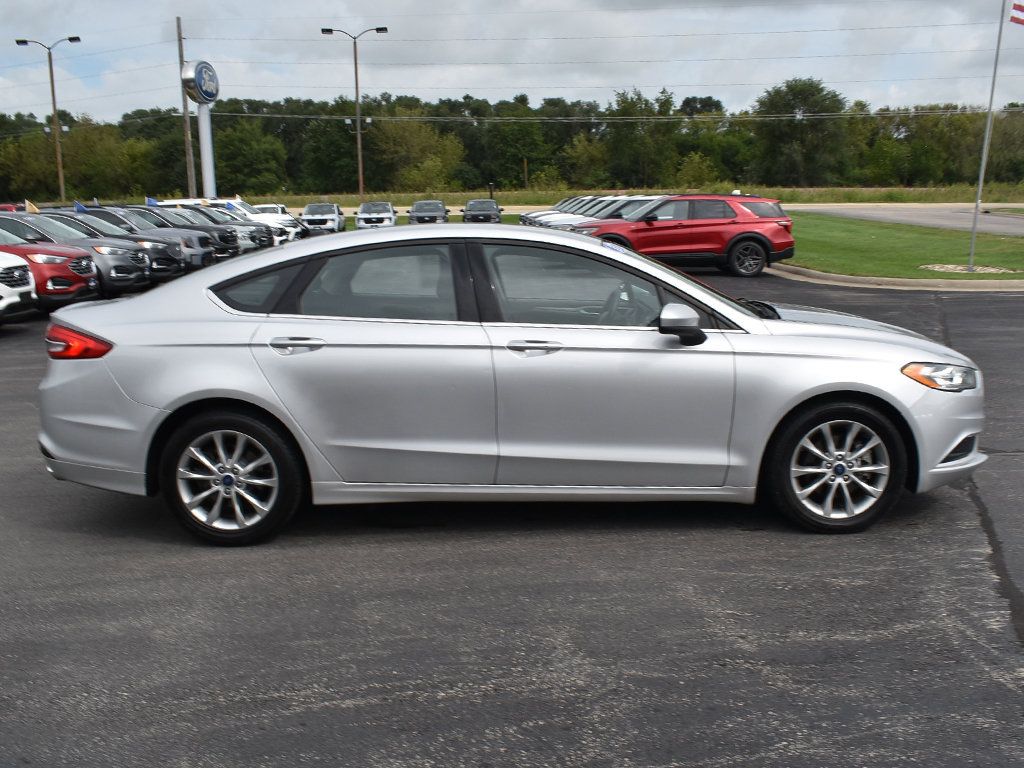 Used 2017 Ford Fusion SE w/ Fusion SE Technology Package FWD image 13