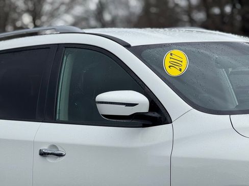 Used 2017 Nissan Pathfinder SV image 7