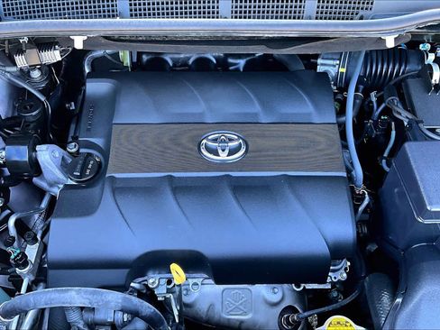 Used 2015 Toyota Sienna XLE Premium AWD/4WD image 32