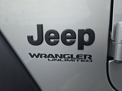 Used 2022 Jeep Wrangler Unlimited Willys image 11