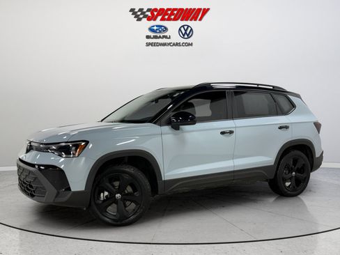 Certified 2025 Volkswagen Taos SE image 3