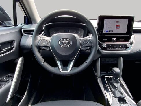 Used 2025 Toyota Corolla Cross LE FWD image 6