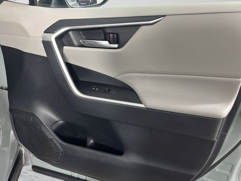 Used 2020 Toyota RAV4 XLE w/ Convenience Package FWD image 21