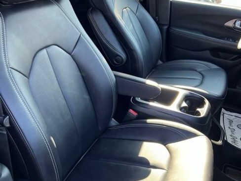 Used 2026 Chrysler Pacifica Select FWD image 16