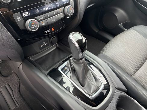 Used 2018 Nissan Rogue SV image 26