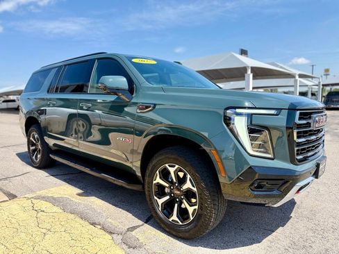 Used 2025 GMC Yukon XL AT4 image 3