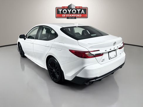 Used 2025 Toyota Camry SE AWD/4WD image 5