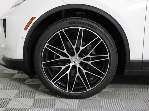 New 2026 Porsche Macan 4 Electric image 17