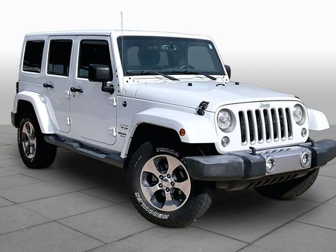 Used 2017 Jeep Wrangler Unlimited Sahara w/ Connectivity Group AWD/4WD image 3