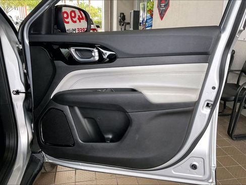 Used 2025 Jeep Compass Limited image 21