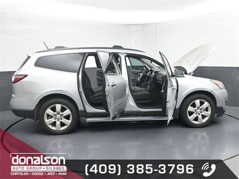Used 2017 Chevrolet Traverse LT w/ Style and Technology Package image 21