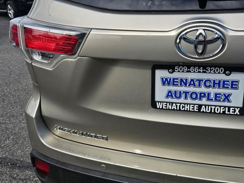 Used 2014 Toyota Highlander Limited Platinum AWD/4WD image 15