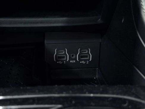 Used 2025 Chrysler Pacifica Limited FWD image 43