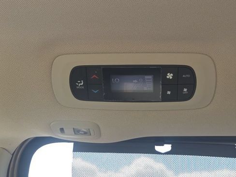 Used 2018 Chrysler Pacifica Limited w/ Advanced Safetytec Group FWD image 16