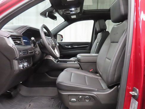 Used 2024 GMC Yukon XL Denali image 9