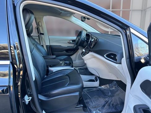 Used 2024 Chrysler Pacifica Touring-L image 18