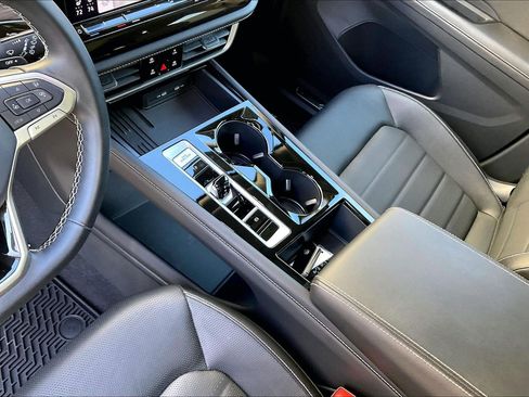 Certified 2025 Volkswagen Atlas SEL image 17