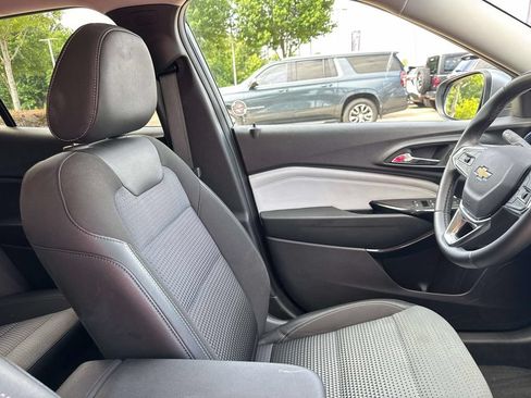 Used 2025 Chevrolet Trax LT w/ LT Convenience Package FWD image 15