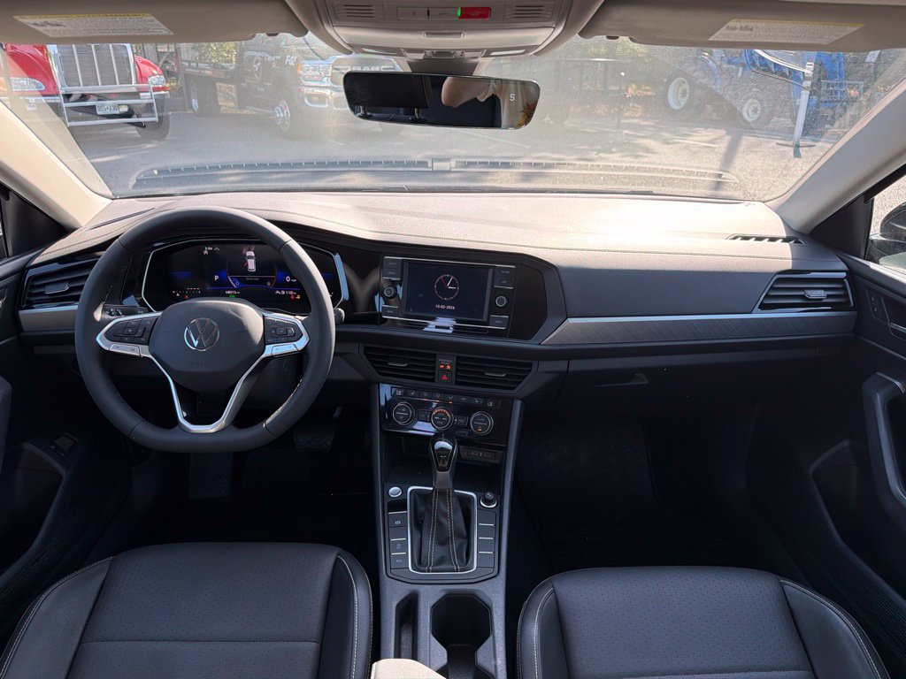 Used 2024 Volkswagen Jetta SE FWD image 8