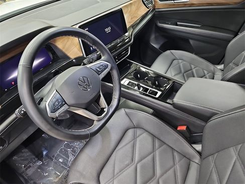 Used 2025 Volkswagen Atlas SE image 16