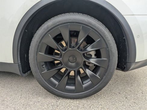 Used 2021 Tesla Model Y Long Range image 16