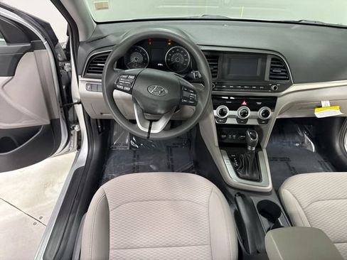 Used 2019 Hyundai Elantra SE FWD image 14