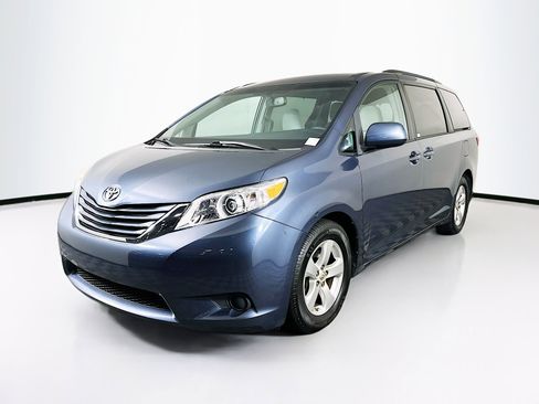 Used 2016 Toyota Sienna LE FWD image 3