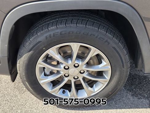 Used 2019 Jeep Cherokee Latitude Plus w/ Cold Weather Group AWD/4WD image 18