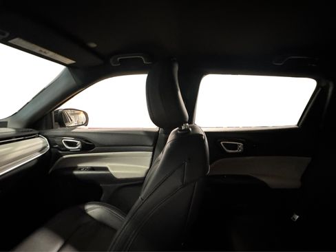 Used 2025 Jeep Compass Limited image 39