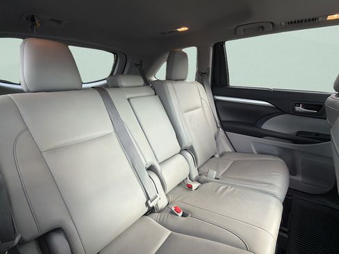 Used 2018 Toyota Highlander XLE AWD/4WD image 30