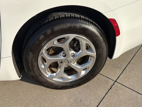 Used 2022 Chrysler Pacifica Limited image 34