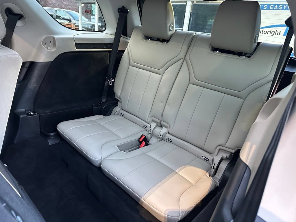 Used 2017 Land Rover Discovery HSE AWD/4WD image 11