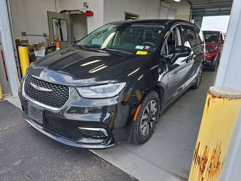 Used 2023 Chrysler Pacifica Touring-L FWD image 2