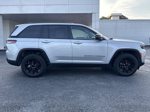 Used 2024 Jeep Grand Cherokee Altitude AWD/4WD image 2