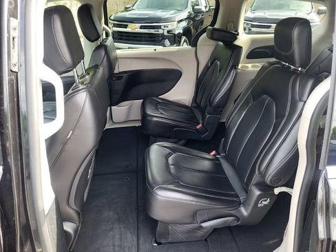 Used 2023 Chrysler Pacifica Touring-L FWD image 14