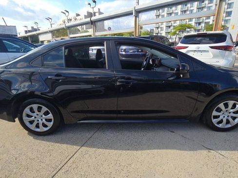 Used 2022 Toyota Corolla LE FWD image 3