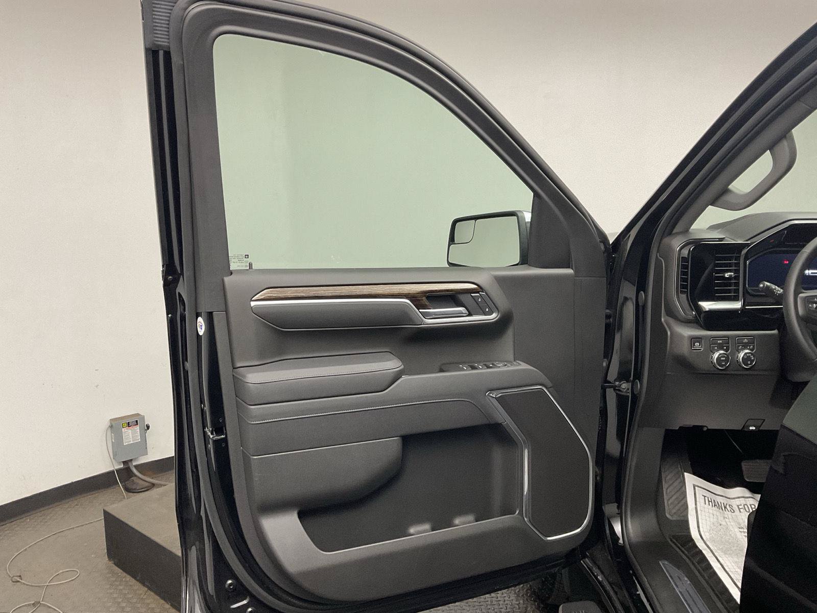 Certified 2025 GMC Sierra 1500 SLE AWD/4WD image 9
