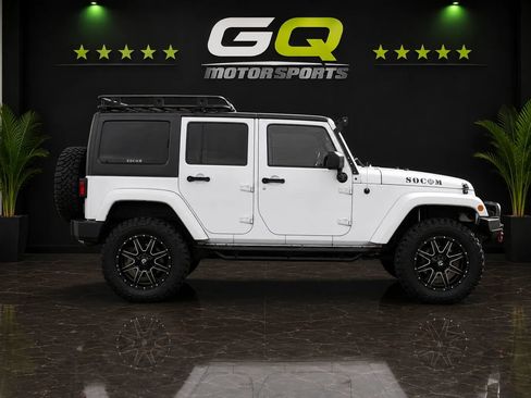 Used 2017 Jeep Wrangler Unlimited Sahara w/ Connectivity Group AWD/4WD image 8