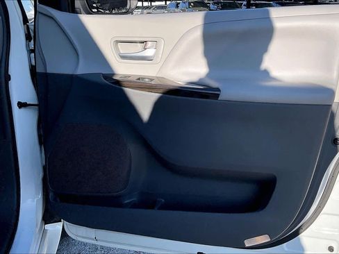 Used 2017 Toyota Sienna XLE image 19