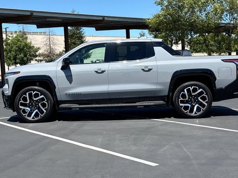 Used 2025 Chevrolet Silverado EV RST AWD/4WD image 13